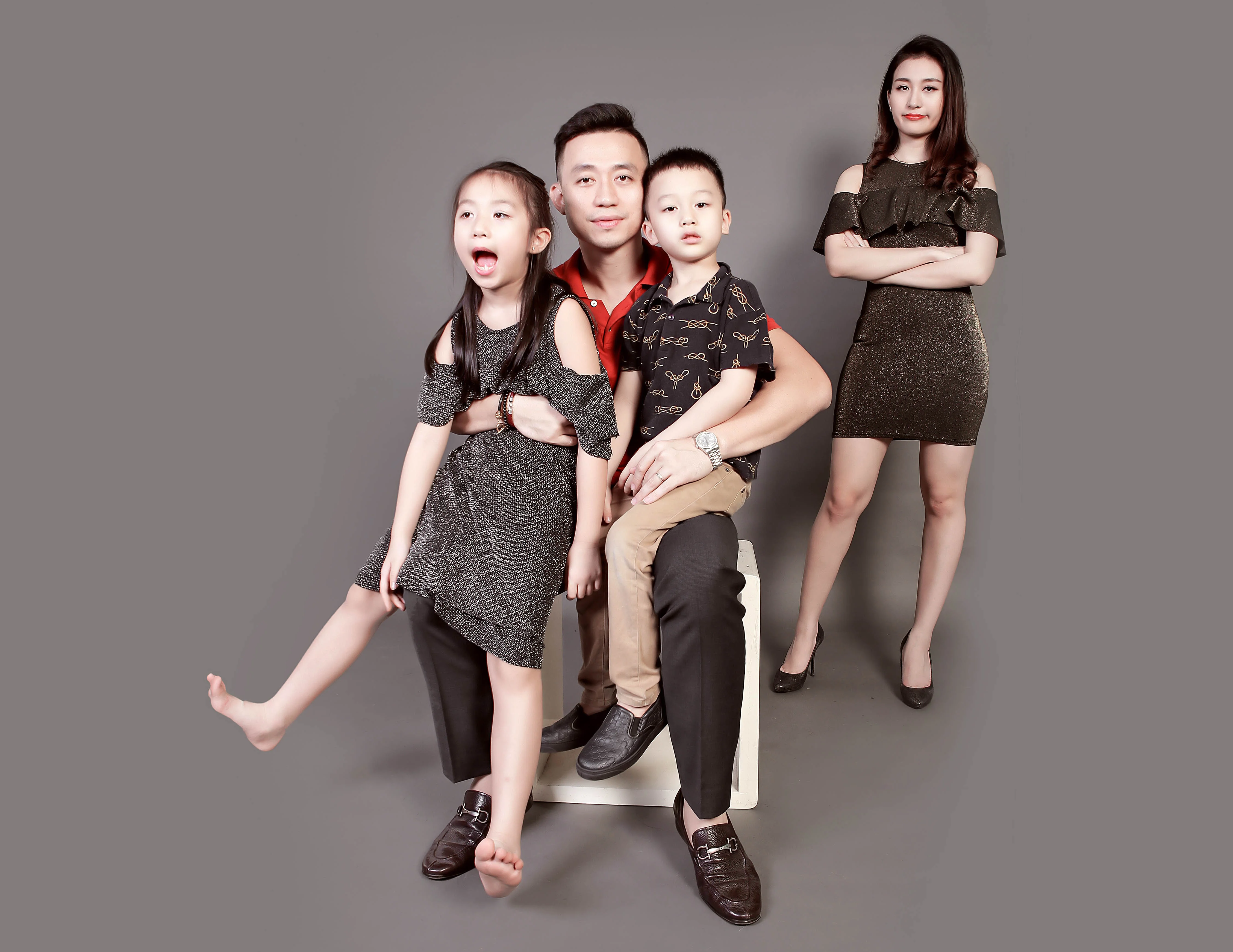 Chụp ảnh gia đình 4 người siêu "chất”