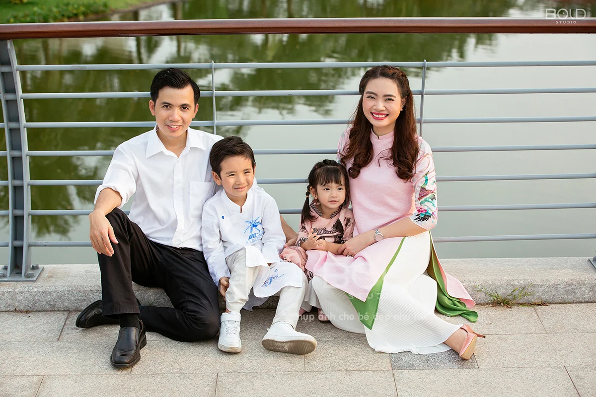 Ảnh gia đình 4 người vui vẻ bên nhau 2