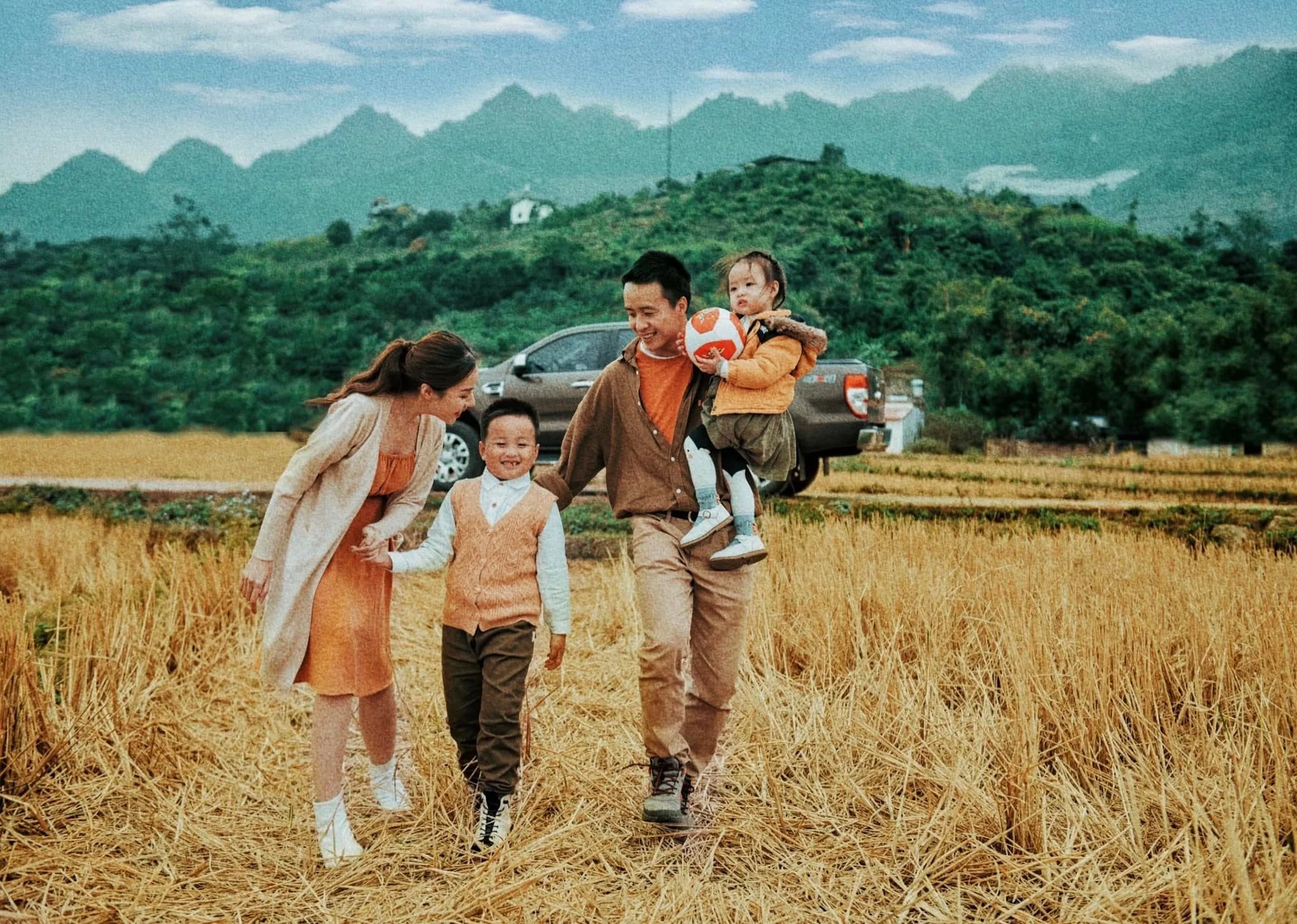 Ảnh gia đình 4 người vui vẻ bên nhau 7