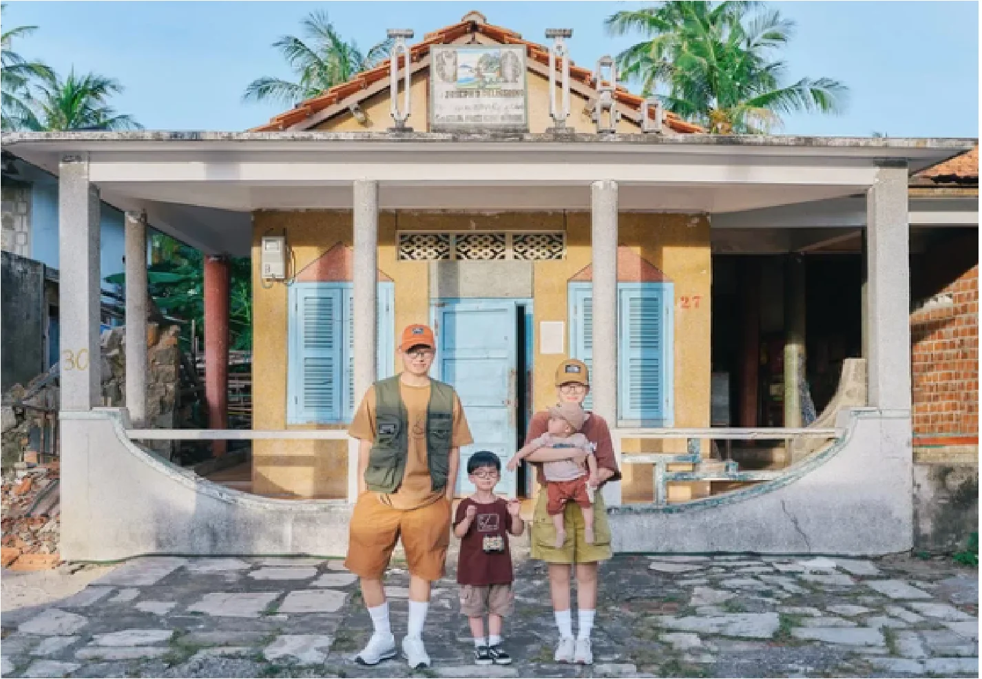 Hình ảnh gia đình 4 người cùng đi du lịch 6