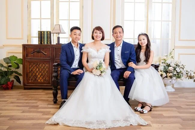 Hình ảnh gia đình 4 người chụp ảnh kỷ niệm 7