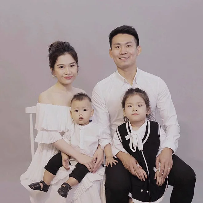 Tạo dáng chụp ảnh gia đình 4 người nhân dịp đặc biệt – Chụp hình cưới, ảnh gia đình, ảnh nghệ thuật – Lavender Studio