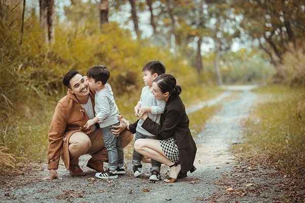 Ảnh gia đình 4 người vui vẻ bên nhau 10