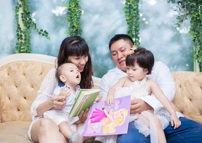 Ảnh gia đình 4 người vui vẻ bên nhau 13