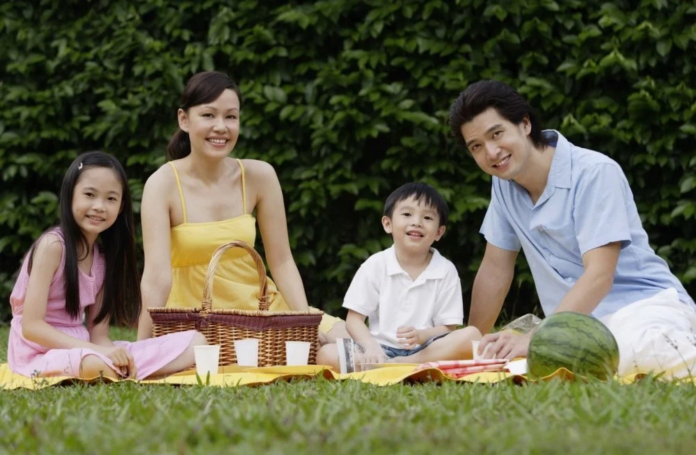 Ảnh gia đình 4 người vui vẻ bên nhau 9