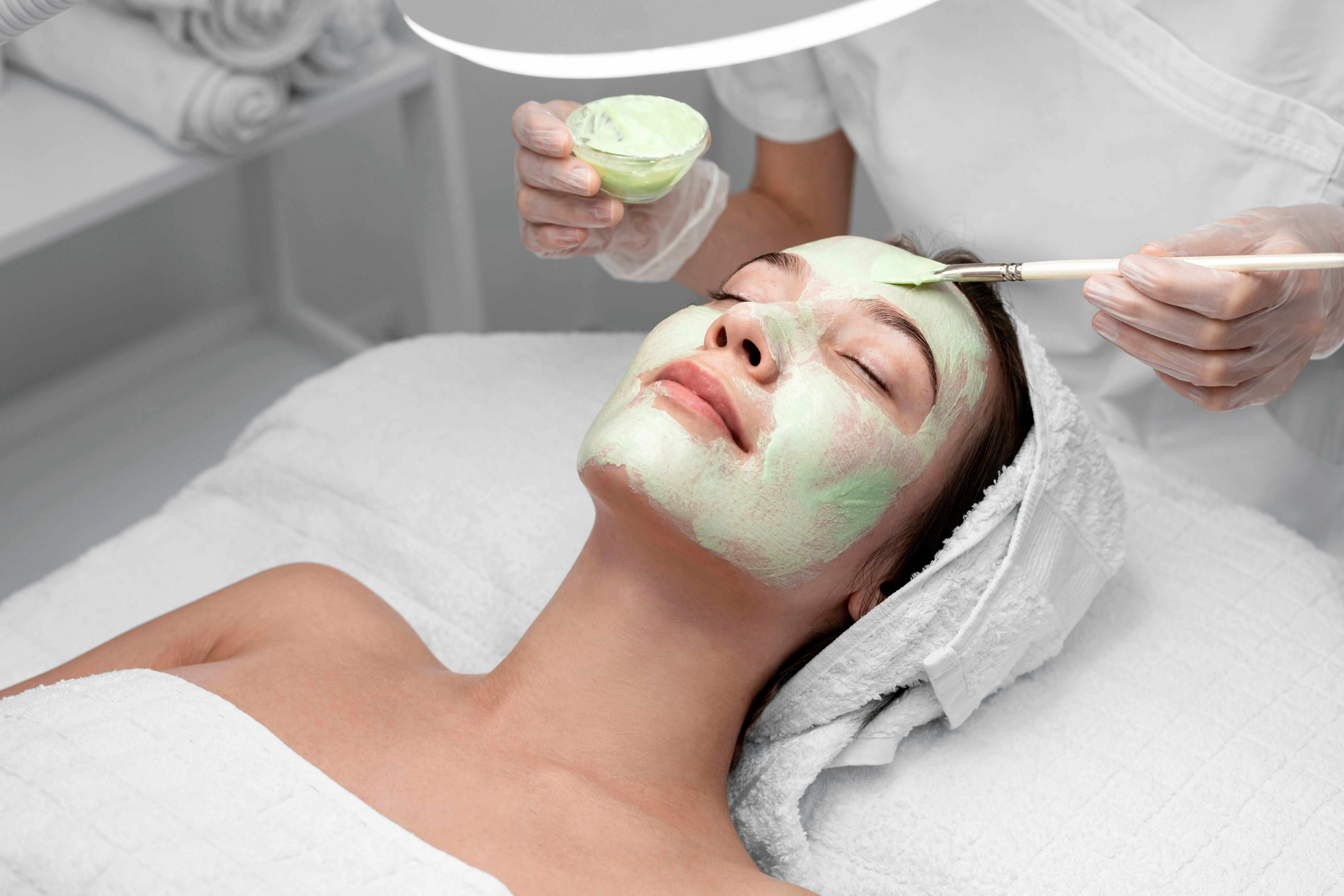 Ảnh đại diện phụ nữ đắp mặt nạ xanh tại spa