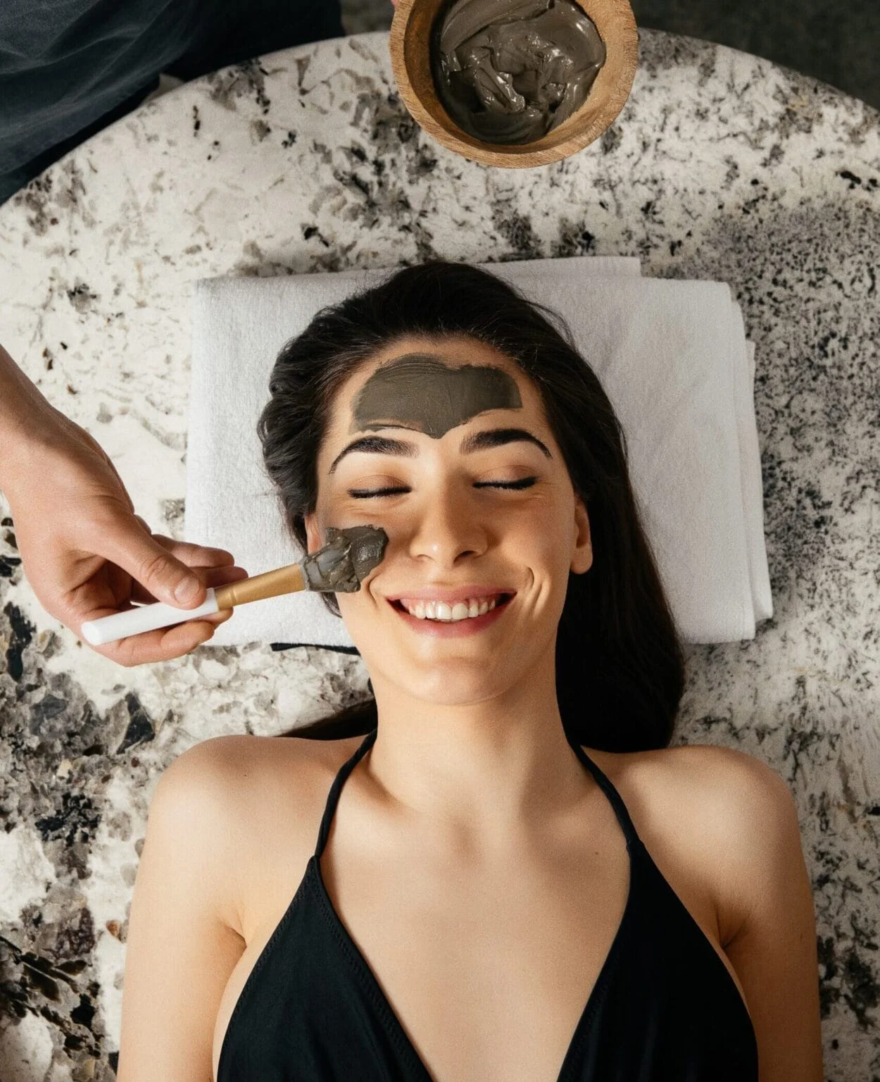 Ảnh đại diện người phụ nữ thư giãn khi được chăm sóc da mặt