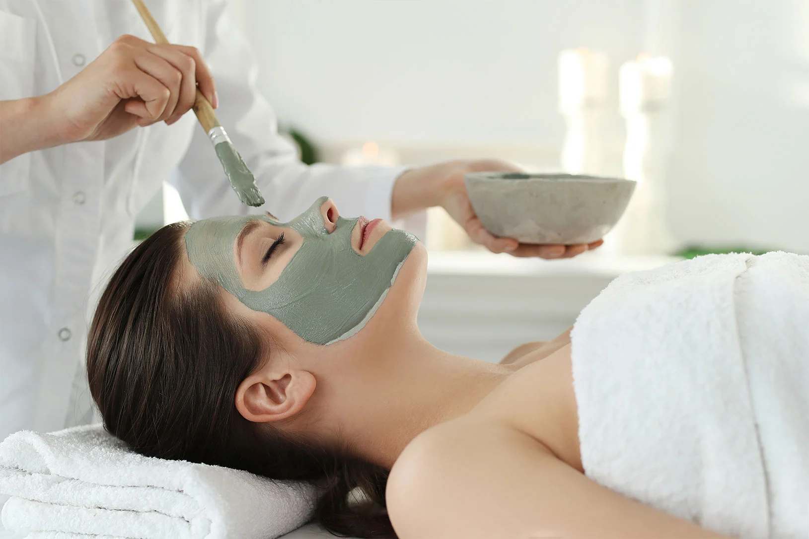 Ảnh đại diện phụ nữ được thoa mặt nạ dưỡng da tại spa