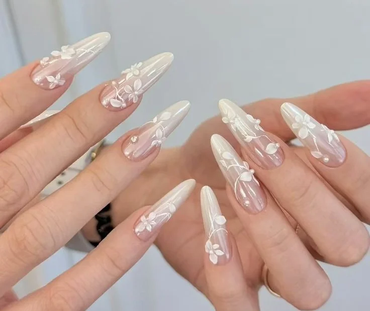 Top 10 mẫu nail cô dâu đẹp tỏa sáng cho mùa cưới 2025