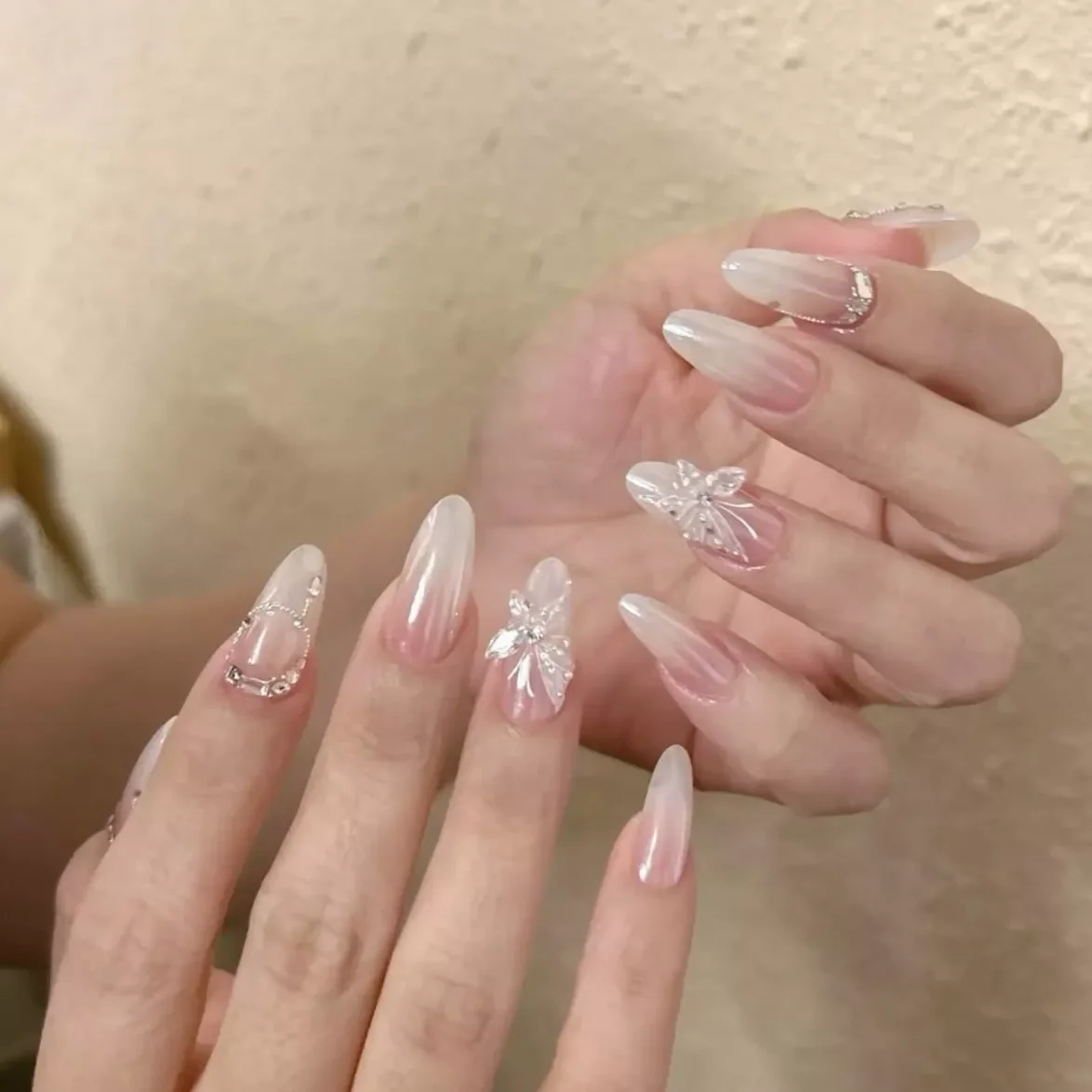 Mẫu nail cô dâu đính đá lấp lánh sang trọng