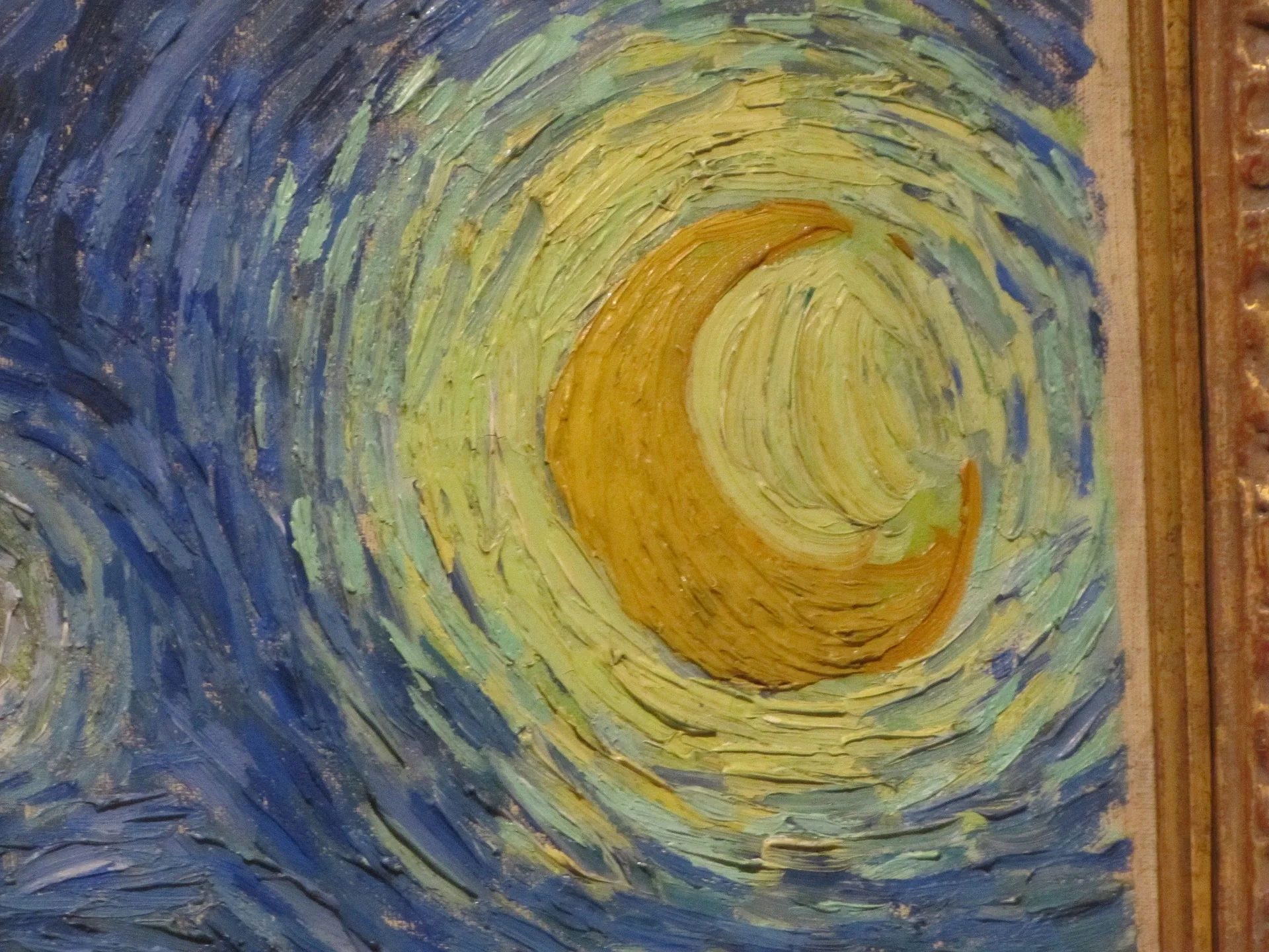 Cận cảnh vầng trăng vàng trong tranh Đêm đầy sao của Van Gogh nét cọ xoáy đặc trưng