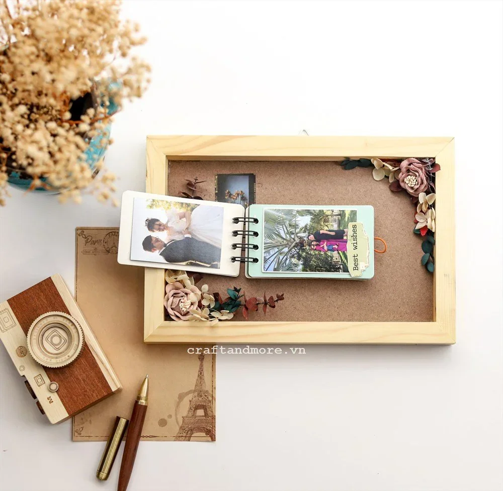 Kho ảnh đẹp với khung ảnh kỷ niệm, album mini, hoa khô và phụ kiện du lịch vintage trên nền trắng