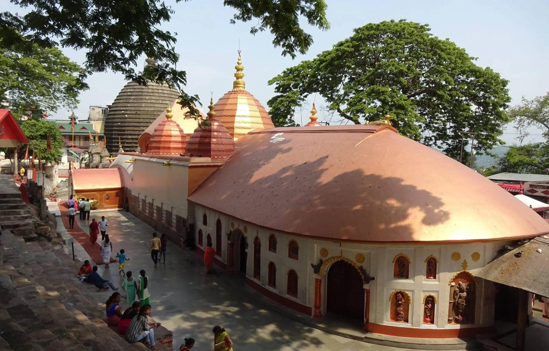 Khuôn viên đền Kamakhya với mái vòm cổ và hàng cây lớn
