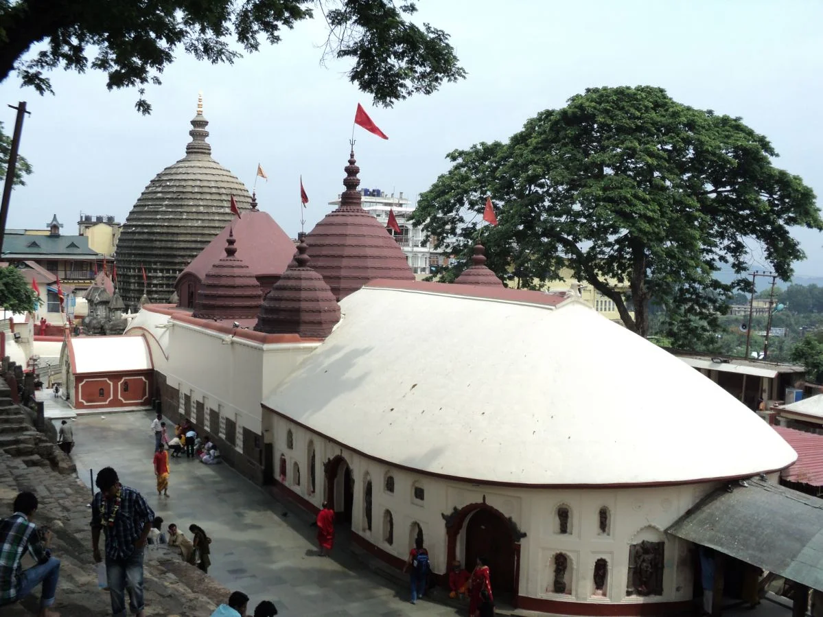 Toàn cảnh đền Kamakhya với mái trắng, tháp đỏ và cờ tung bay