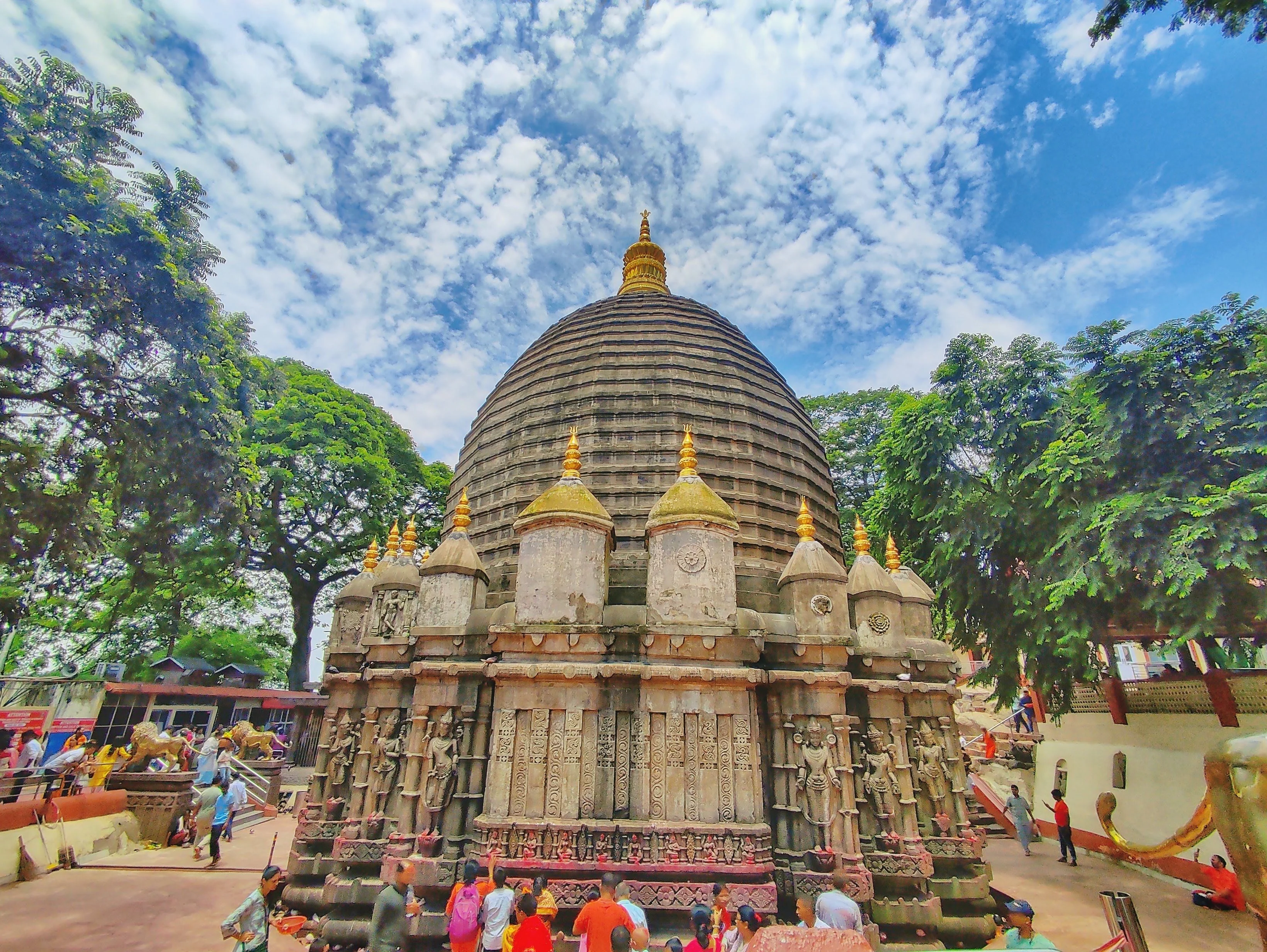 Kho ảnh đẹp đền Kamakhya nổi bật giữa cây xanh dưới bầu trời xanh