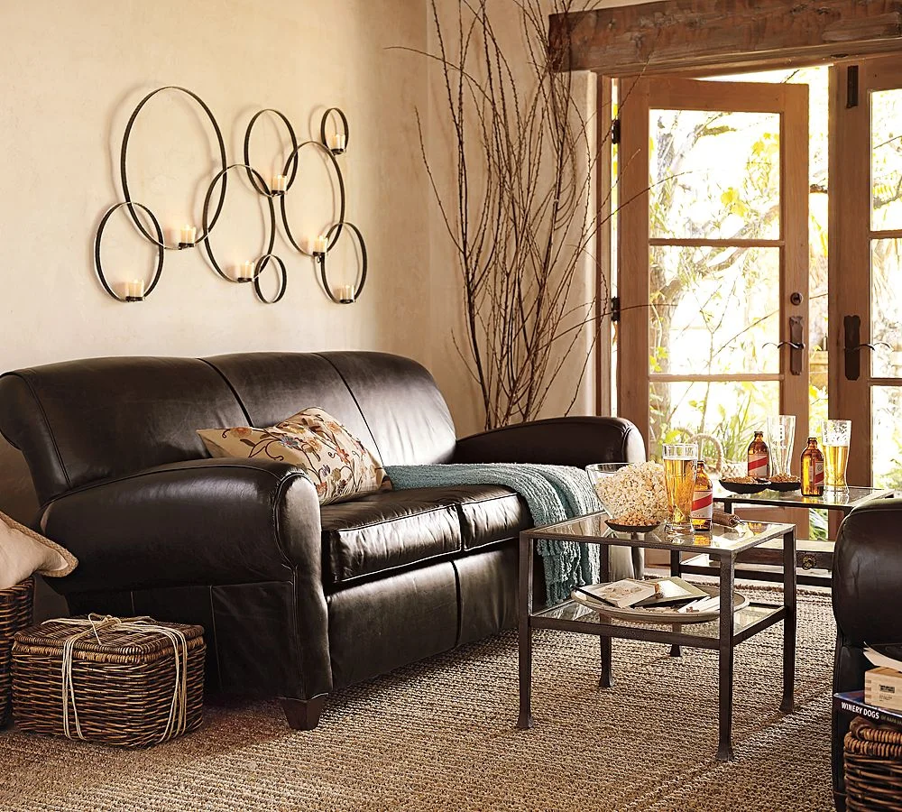 Phòng khách hiện đại với sofa da nâu, bàn trà và cửa sổ gỗ đón nắng