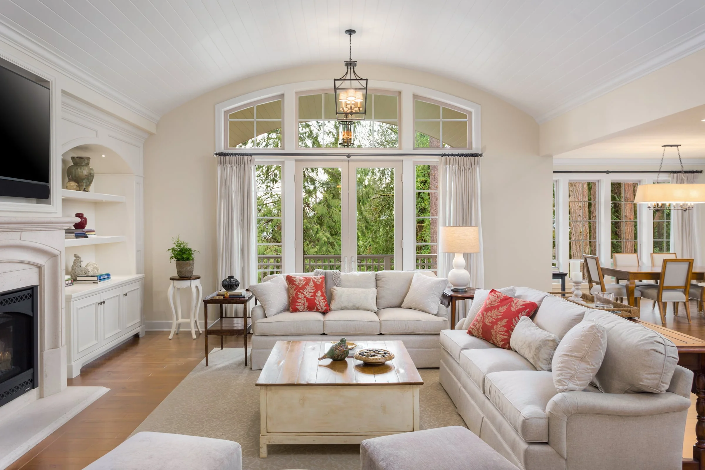 Hình nền đẹp cute với phòng khách sang trọng màu kem, cửa sổ lớn và sofa ấm cúng