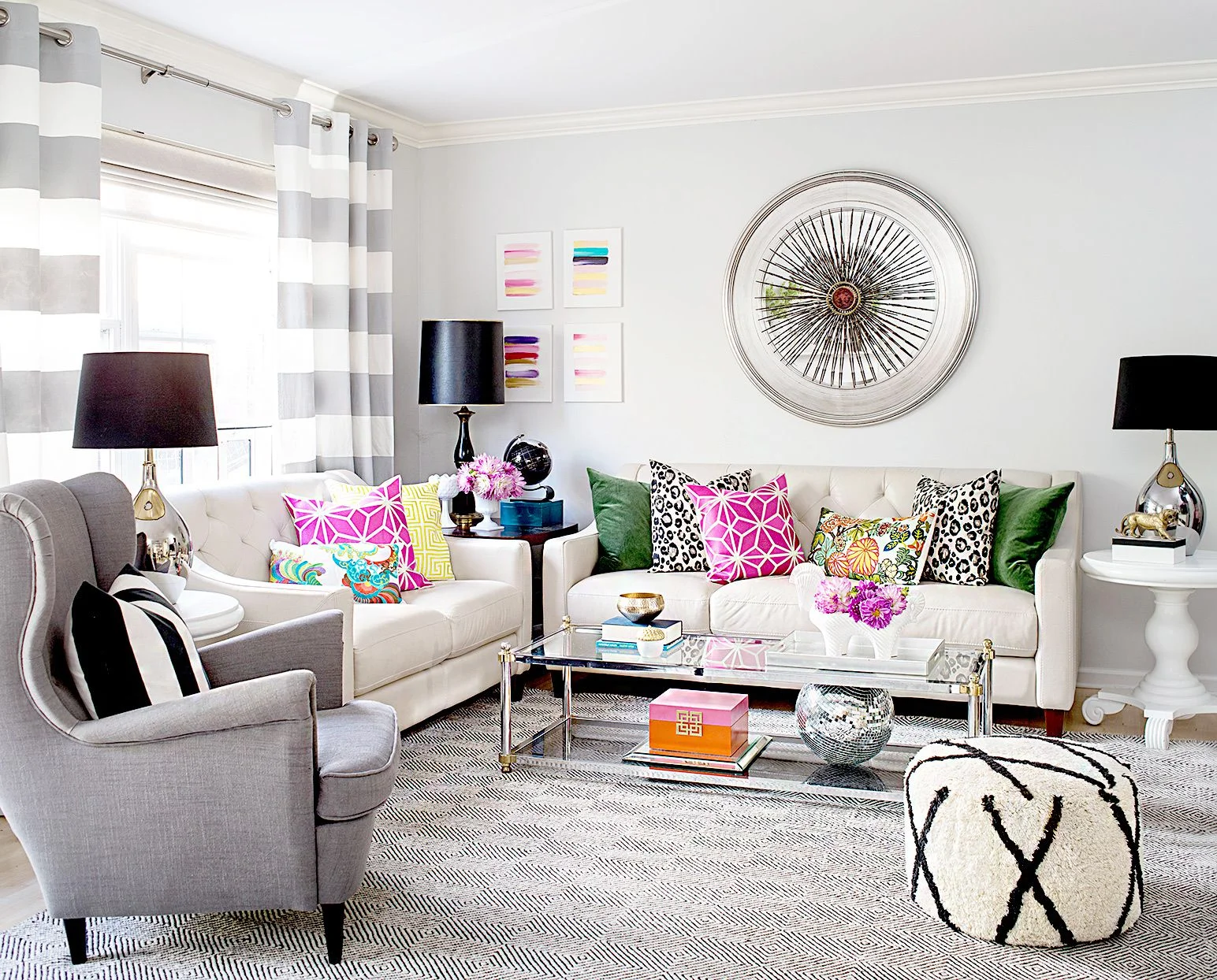 Hình nền đẹp cute với phòng khách hiện đại tông trắng xám, ghế sofa nhiều màu và decor rực rỡ