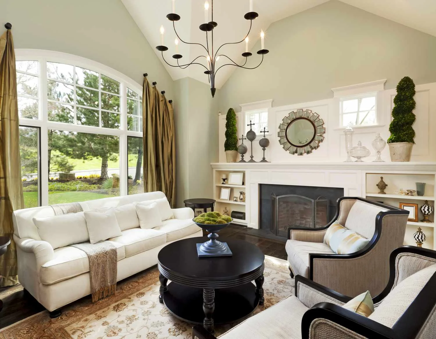Hình nền đẹp cute với phòng khách sang trọng, sofa trắng, lò sưởi lớn, đèn chùm độc đáo và cửa sổ nhìn ra khu vườn xanh