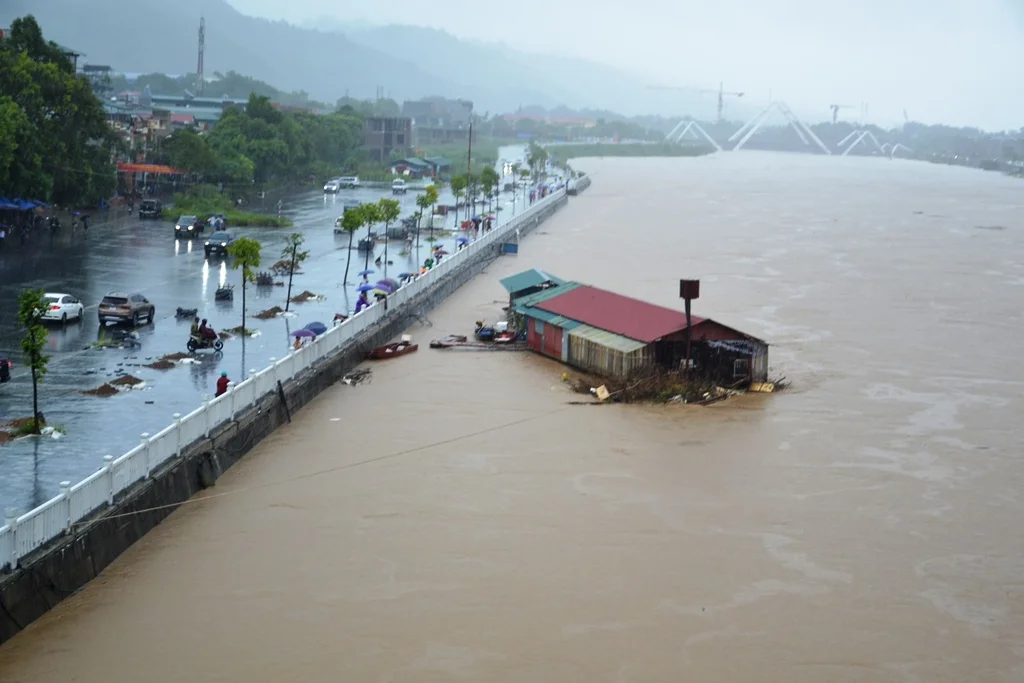 Đường phố bị ngập lụt nghiêm trọng