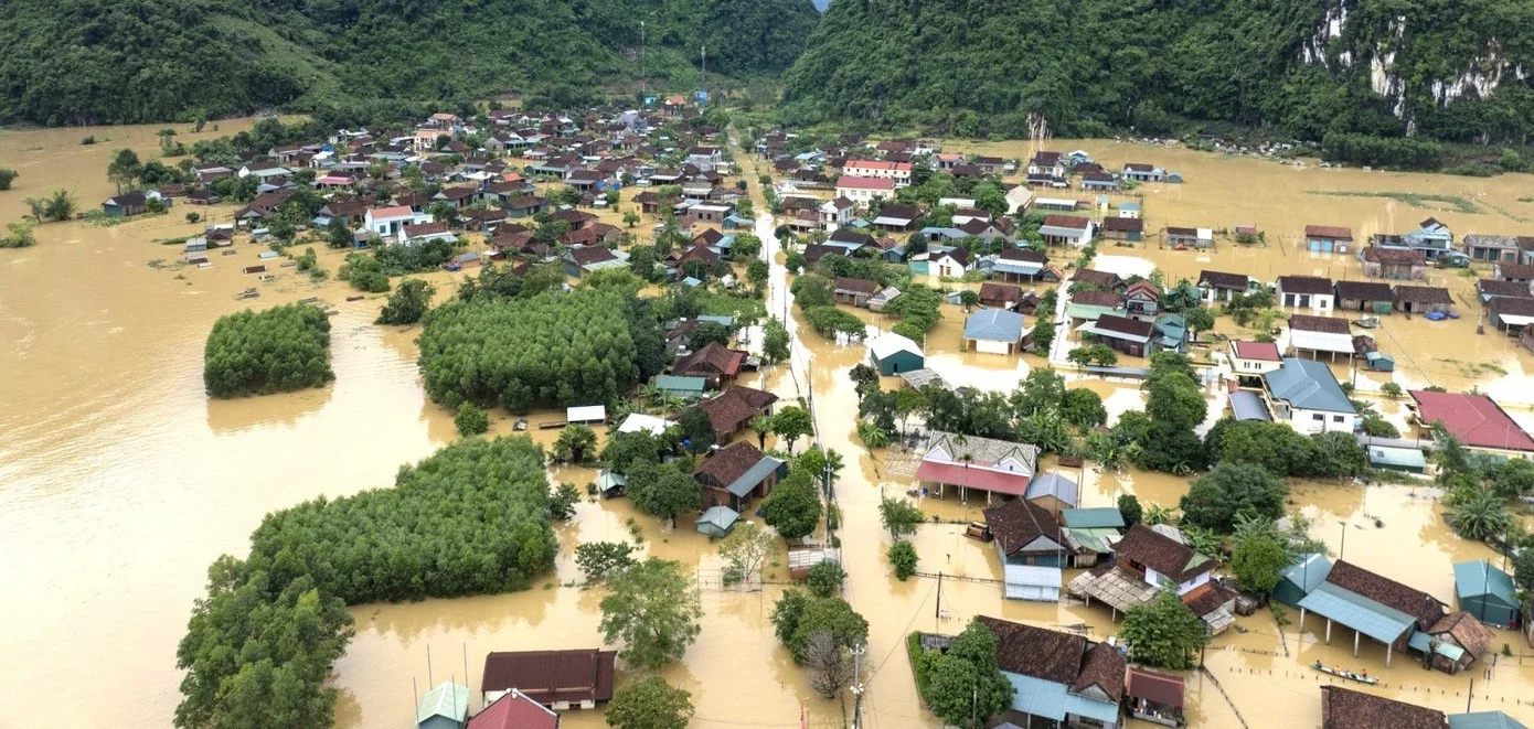 Khu dân cư ven sông ngập lũ lụt nặng nhìn từ trên cao