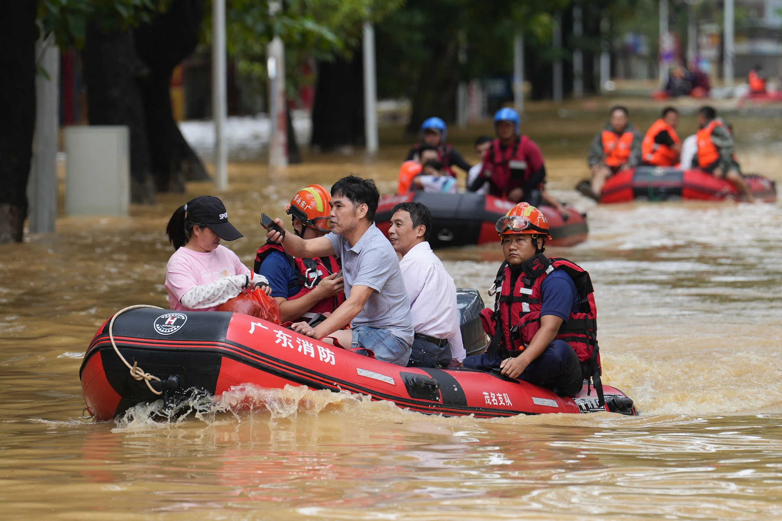 Đội cứu hộ di chuyển bằng thuyền trong lũ