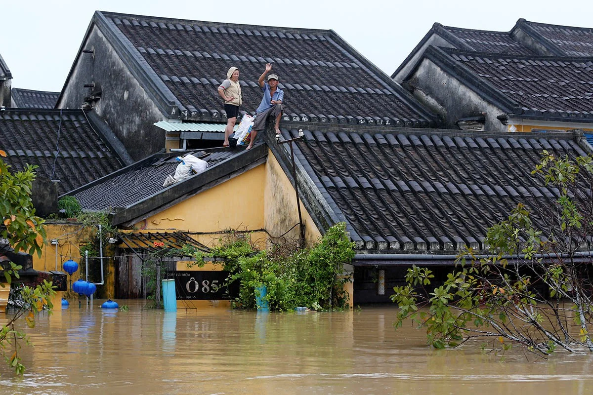 Nhà phố ngập lũ lụt đến mái, người dân đứng trên nóc nhà chờ cứu hộ