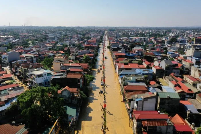 Một số khu dân cư mất điện diện rộng và sóng điện thoại gây khó khăn trong việc liên hệ cứu trợ. Ảnh: Duy Khắc.