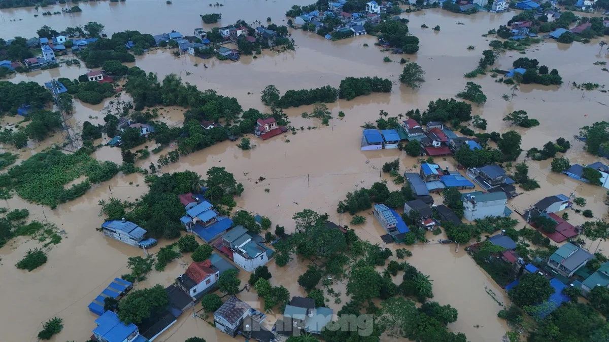 Khu nhà mái tôn xanh ngập lũ lụt mênh mông nhìn từ trên cao