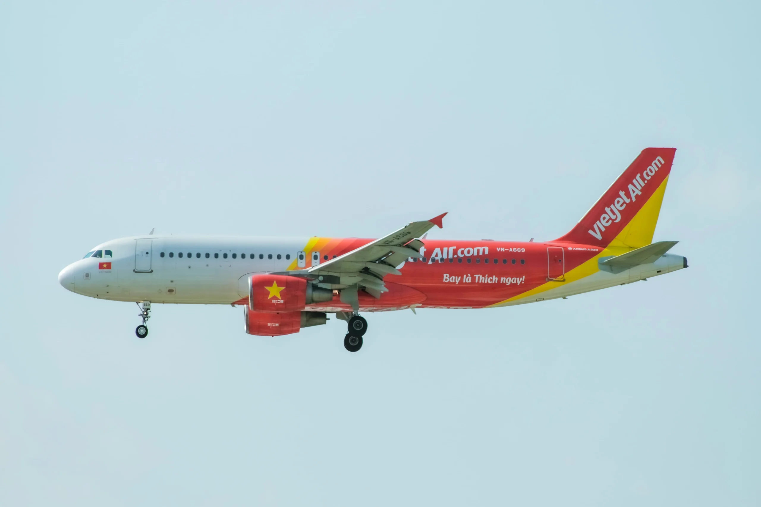 Chiếc máy bay Vietjet lạ trên tuyến Hà Nội - Côn Đảo: Sơn hình hoa Lêkima, dòng chữ tiếng Trung gây chú ý