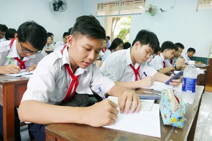 học sinh đang viết bài trong lớp học tập