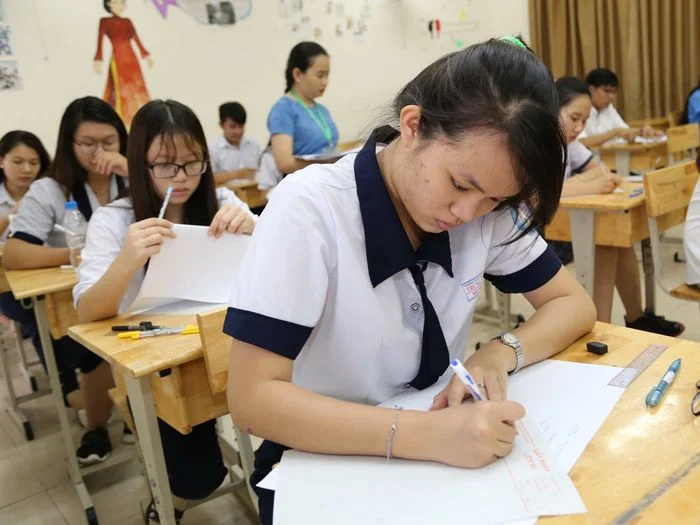 Hình ảnh học tập của học sinh trong lớp học với không khí nghiêm túc.