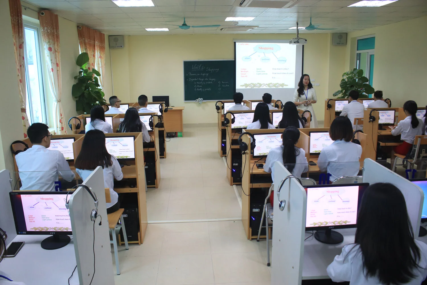 Những hình ảnh đẹp trong học tập và rèn luyện của sinh viên khoa Du lịch và Ngoại ngữ