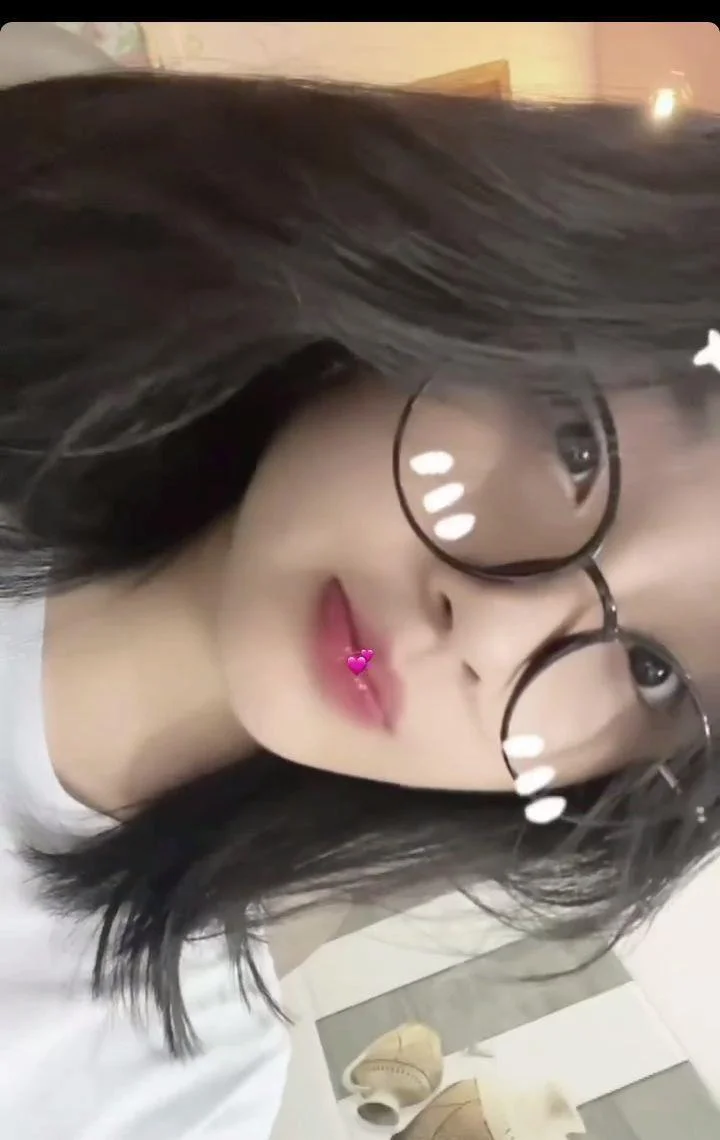 Ảnh gái xinh đeo mắt kính cute và ngầu