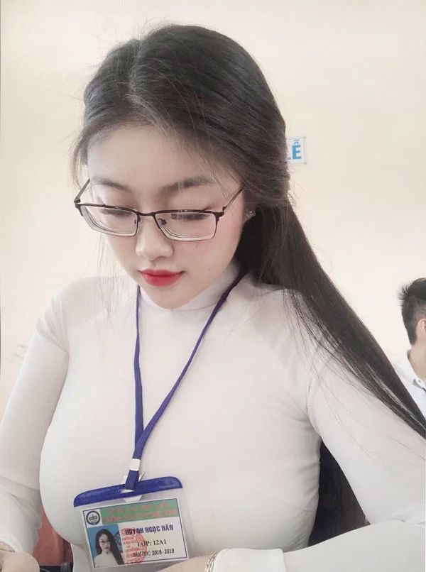 Gái xinh vú đẹp tự nhiên tuổi 18, tuổi 20