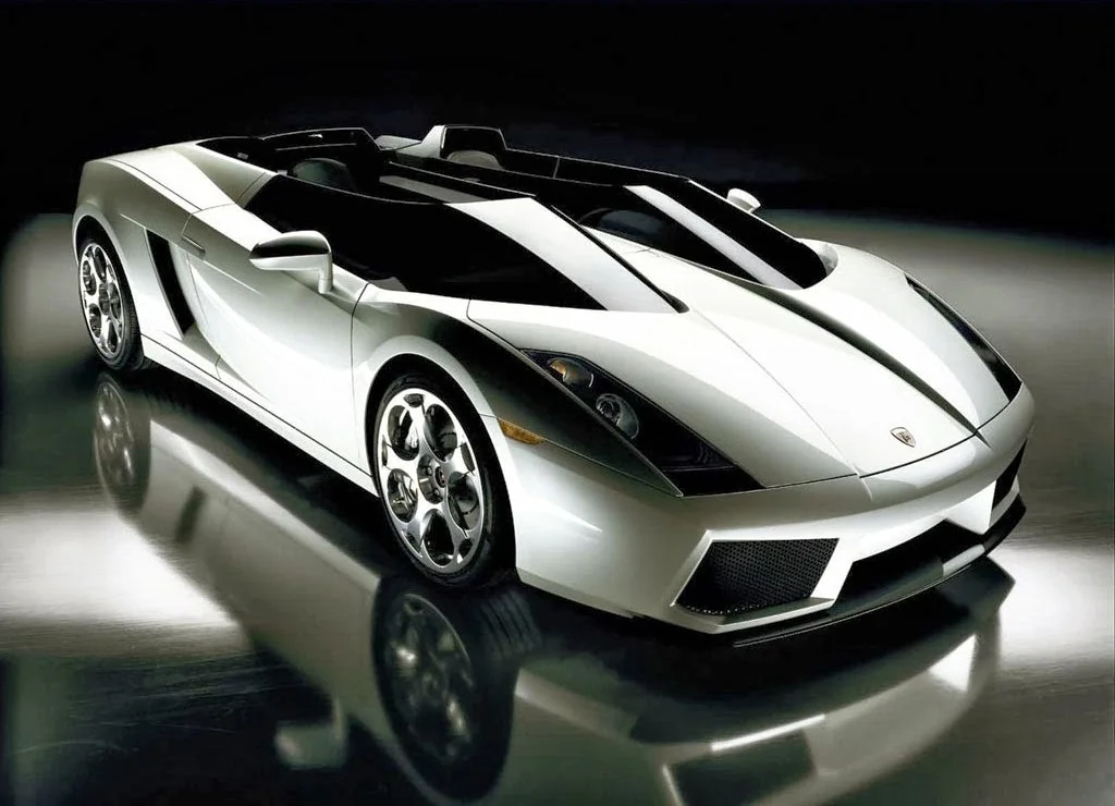 Hình đại diện Facebook với siêu xe Lamborghini mui trần màu trắng sang trọng trên sàn phản chiếu