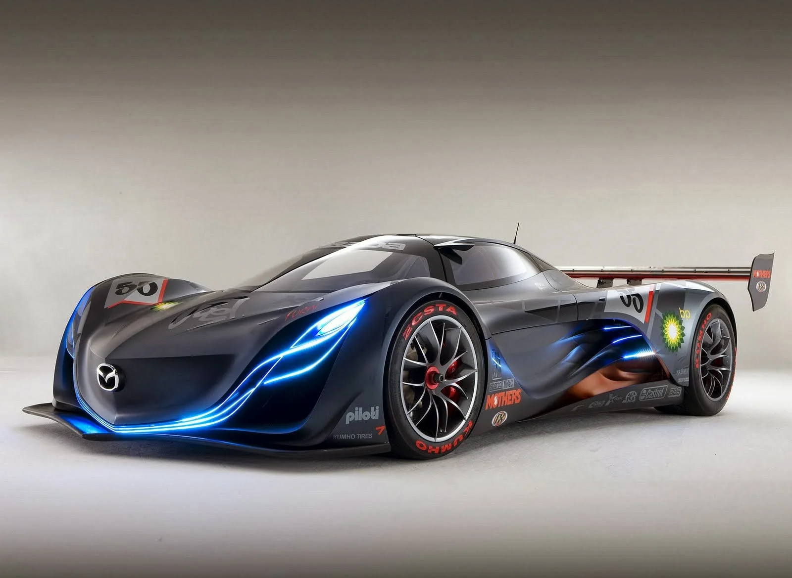 Hình đại diện Facebook xe đua Mazda ý tưởng màu đen với đèn LED xanh neon trong studio