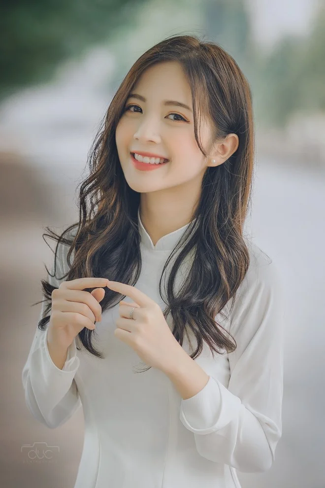 Cựu hot girl ĐH Sư phạm đẹp hút hồn trong tà áo dài trắng tinh khôi