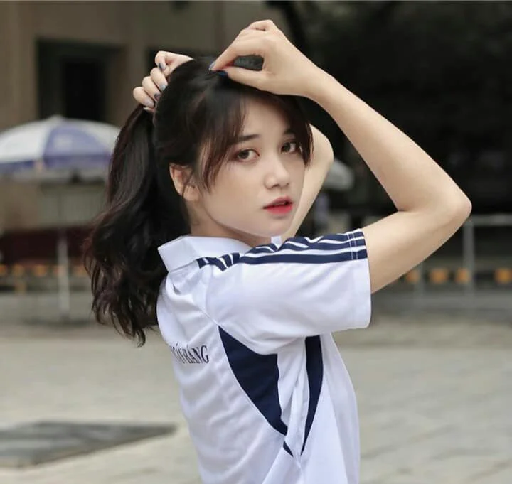 Nữ sinh Ngân hàng gây sốt vì gương mặt đúng chuẩn nàng thơ, đẹp ngẩn ngơ khi diện áo trắng và quân phục