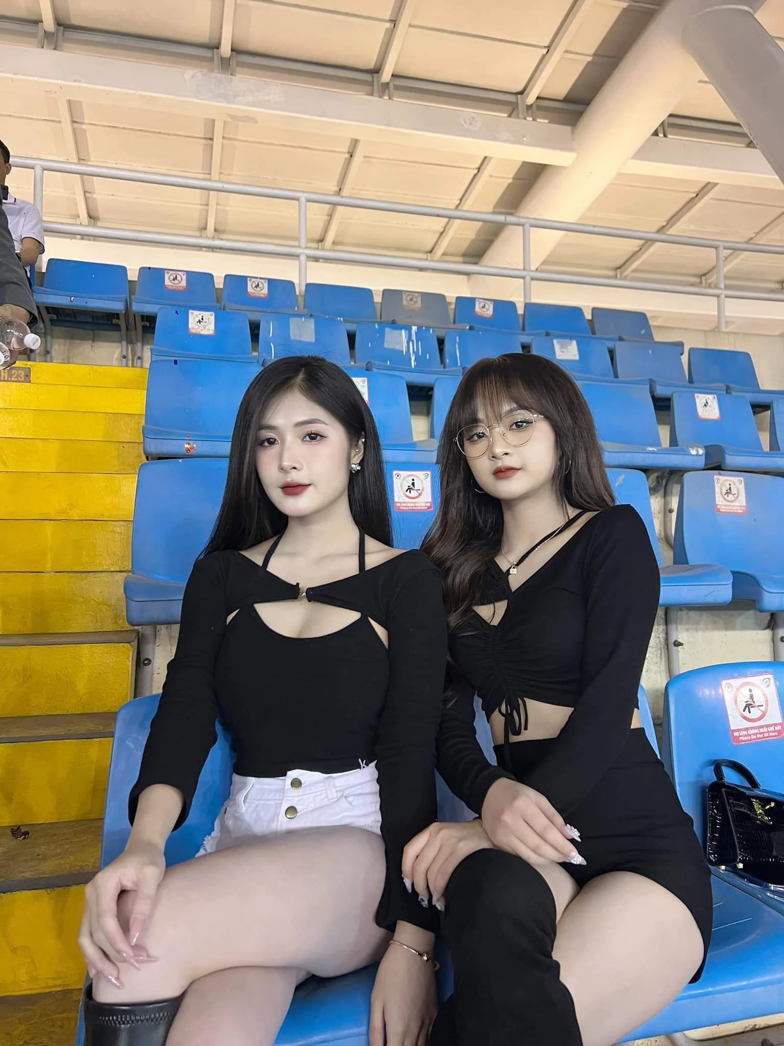 Quỳnh Alee và Gấm Kami tại SVĐ Mỹ Đình tối hôm qua, nhưng mà khoan đã... 🤨 | Xả Buồn
