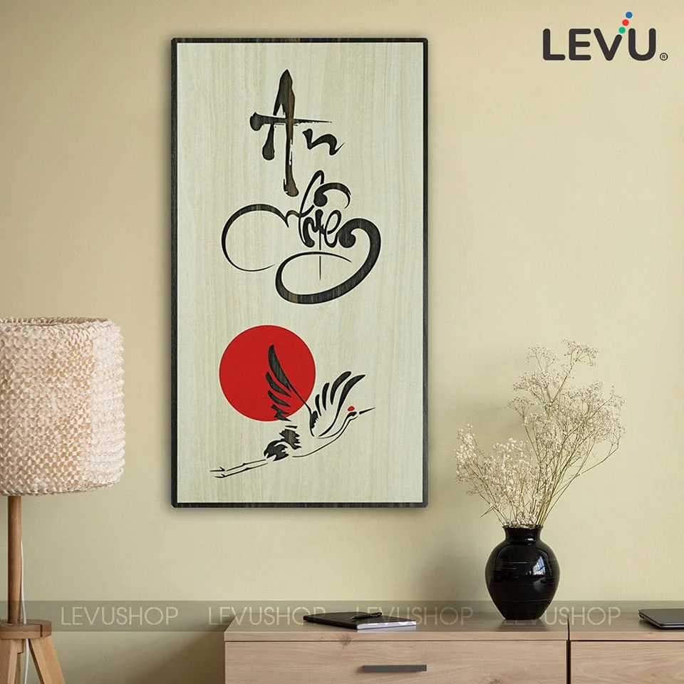 Tranh thư pháp chữ An Nhiên với hình chim hạc và mặt trời đỏ trên nền gỗ treo tường phòng khách