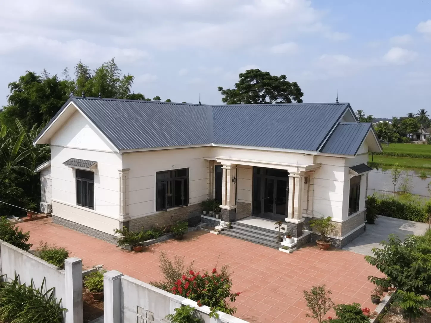 49+ Mẫu nhà cấp 4 chữ L mái tôn đẹp, hiện đại, tiện nghi 2026