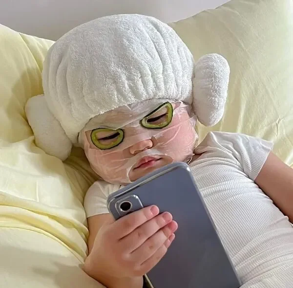 meme cute em bé đắp mặt nạ