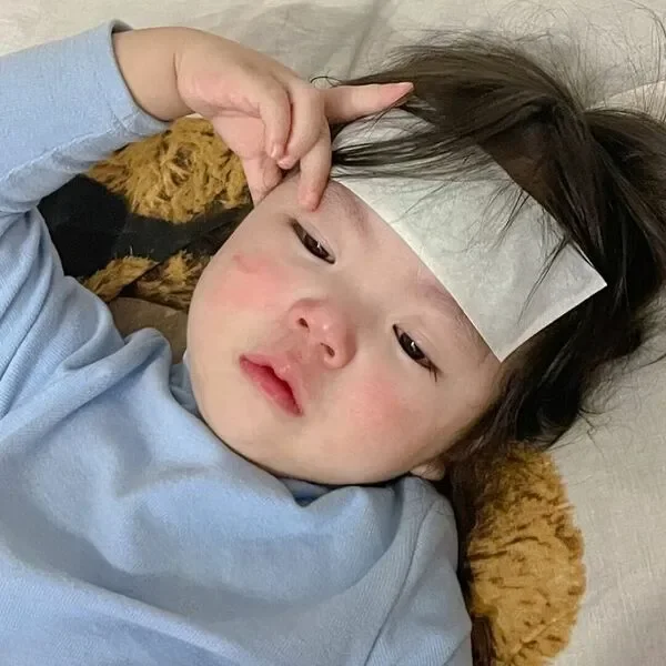 meme cute bé ốm