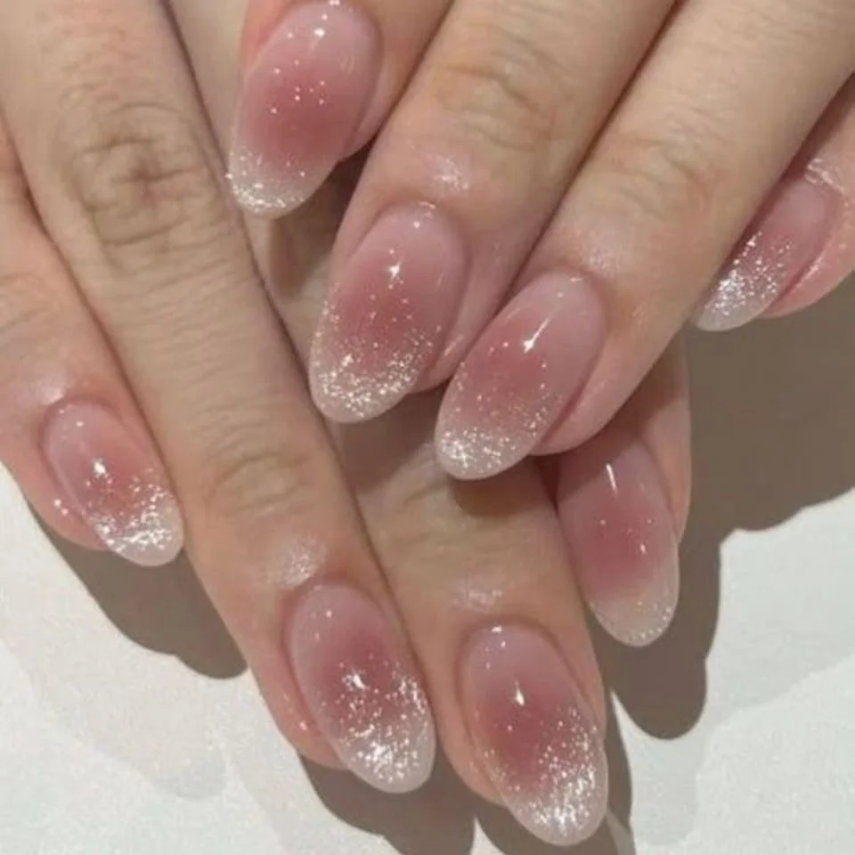 Nail màu thạch hồng phủ kim tuyến lấp lánh