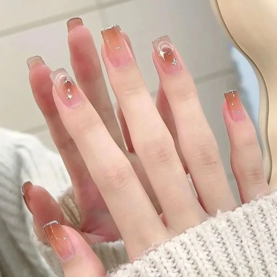 Nail màu thạch hồng đính đá ánh kim