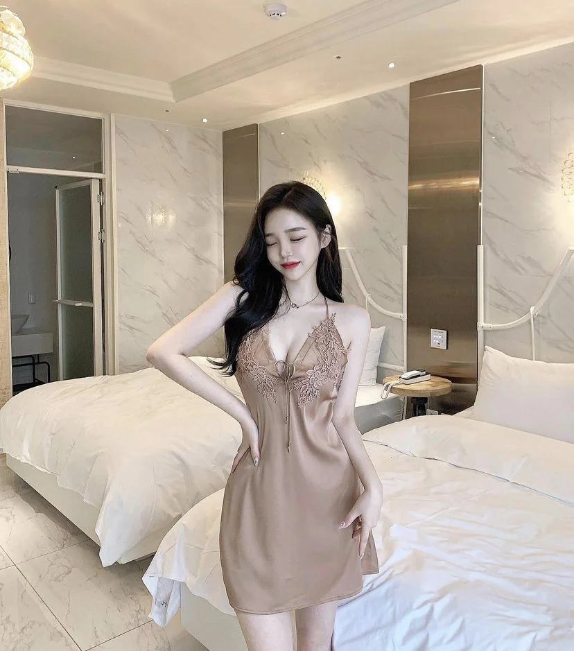 Gái xinh mặc váy ngủ ren quyến rũ trong phòng ngủ