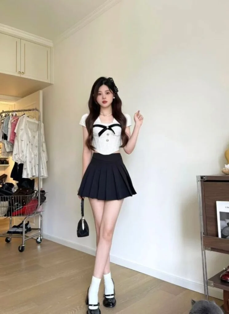 Gái xinh mặc váy xòe phối áo sơ mi phong cách nữ sinh